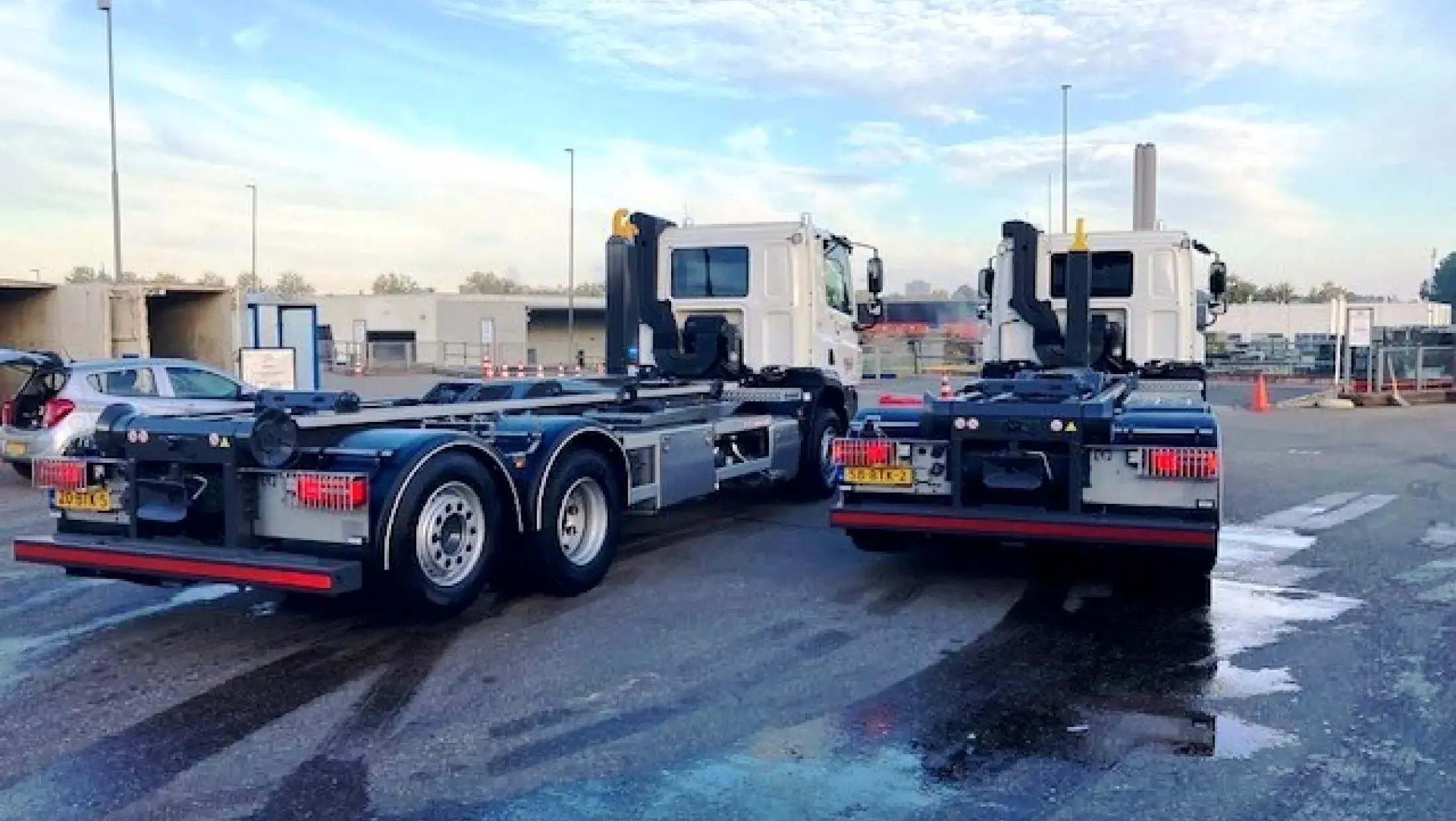 Avalex - Vervoer&Materieel - 2x DAF CF 410 FAN DC Haakarm 