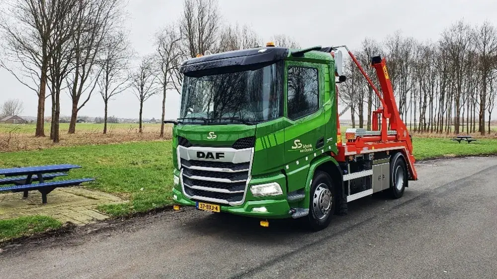 DAF XD 300 FA DC - Schadde van Dooren Katwijk